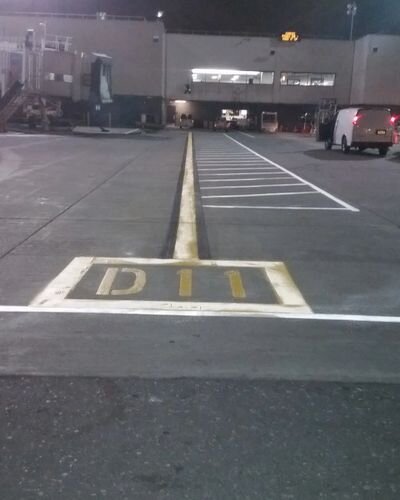 A parking lot with a sign that says d 1 1.