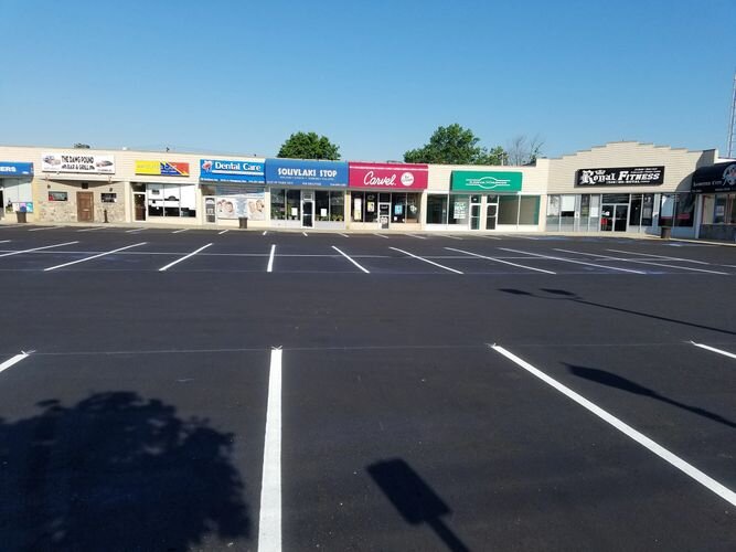 A parking lot with several different stores in it.